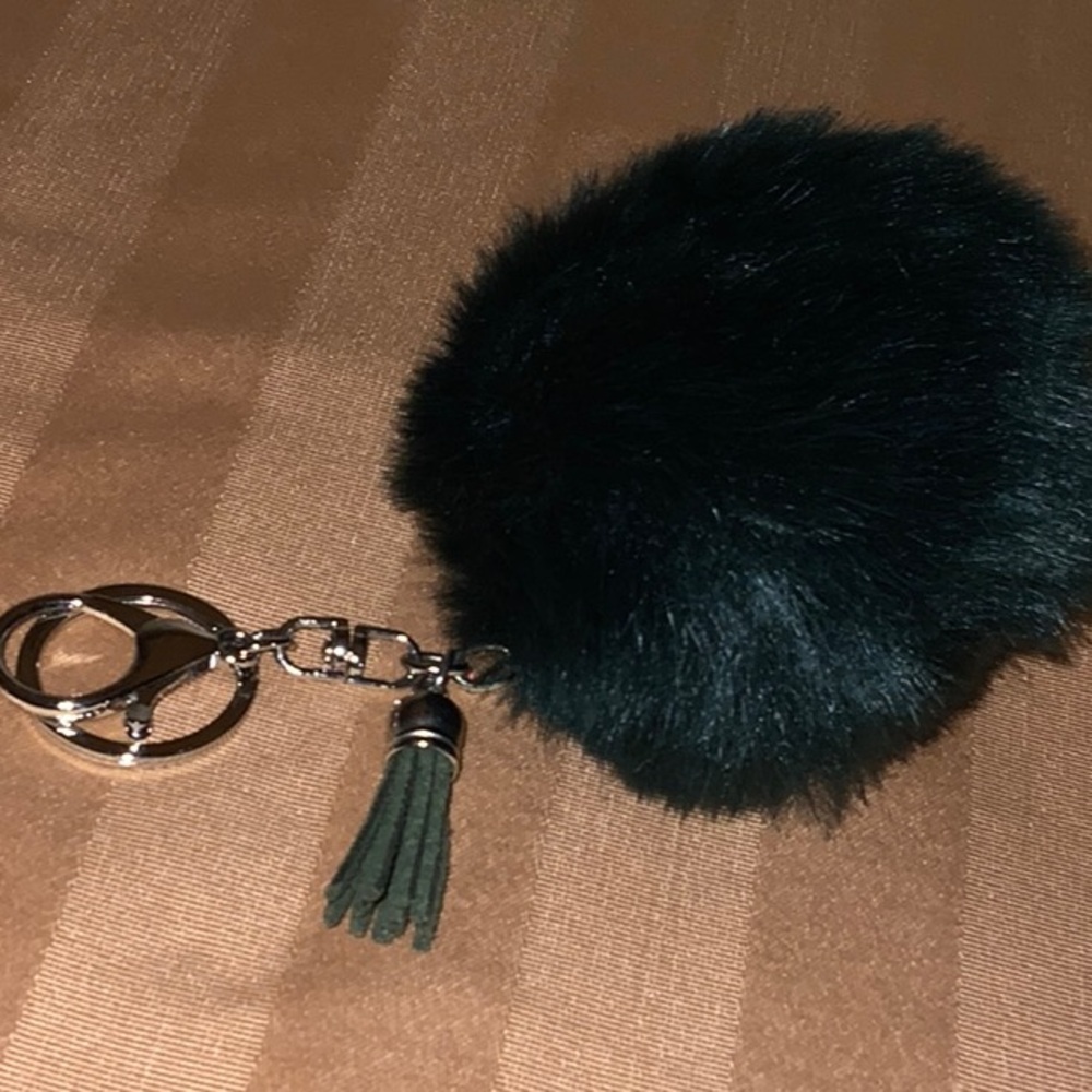 Pompons - Picture 1 of 3